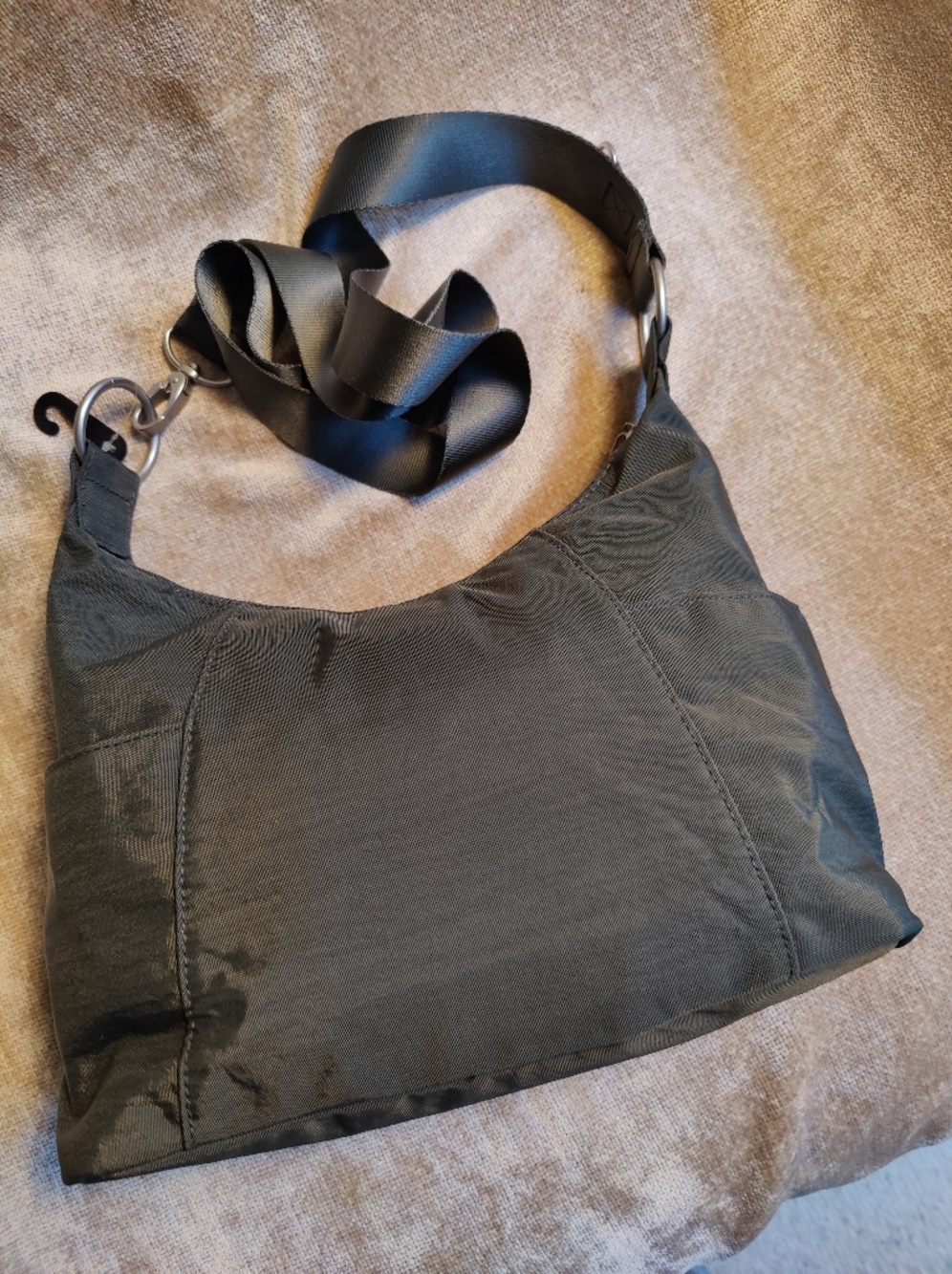 New 🆕 Baggallini Zurich Medium Hobo Crossbody Bag In Cement Grey - Picture 9 of 12